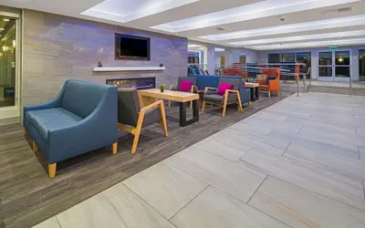 Photo 4 - La Quinta Inn & Suites by Wyndham Orange County Airport