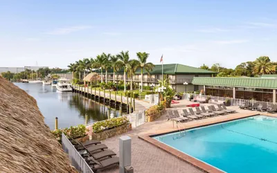 Photo 2 - Ramada by Wyndham Sarasota Waterfront