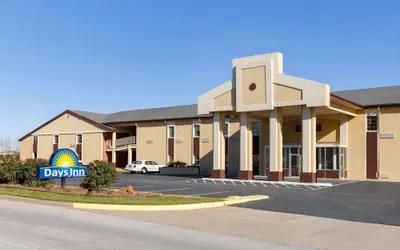 Photo 2 - Days Inn by Wyndham Lawton