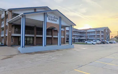 Photo 2 - Days Inn & Suites by Wyndham Bossier City LA / Shreveport