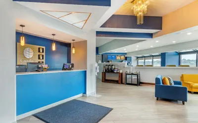 Photo 2 - Comfort Inn & Suites Madison - Airport