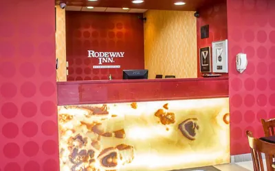 Photo 4 - Rodeway Inn Macarthur Airport