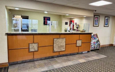 Photo 3 - Executive Inn