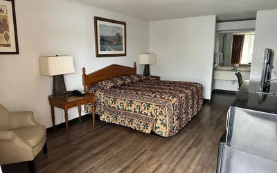 Photo 5 - Executive Inn
