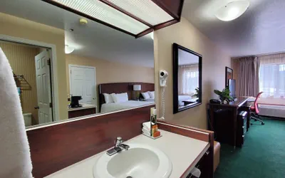 Photo 4 - Red Lion Hotel Rogue Regency Medford Airport