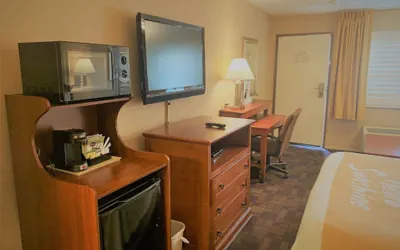 Photo 3 - Days Inn by Wyndham Alhambra CA