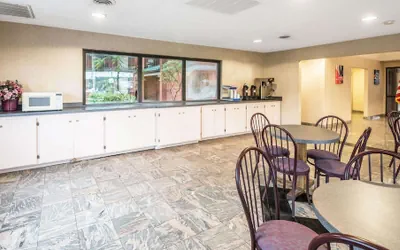 Photo 4 - Studios and Suites 4 Less Emporia