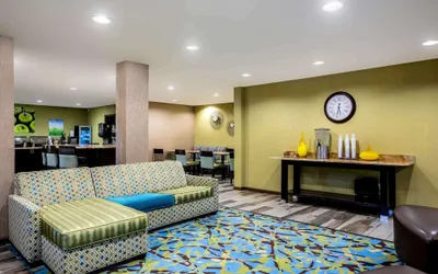 Photo 3 - La Quinta Inn & Suites by Wyndham Emporia