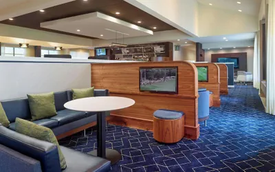 Photo 2 - Courtyard by Marriott Atlanta Airport South/Sullivan Road