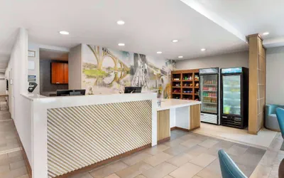 Photo 5 - Best Western Premier Richmond City Gateway