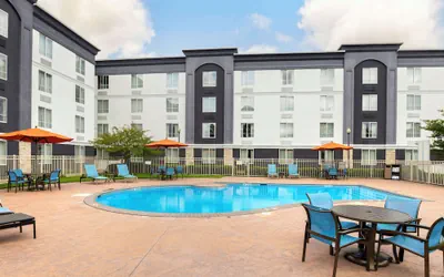 Photo 2 - Best Western Premier Richmond City Gateway