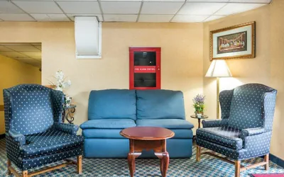 Photo 3 - Econo Lodge Manchester