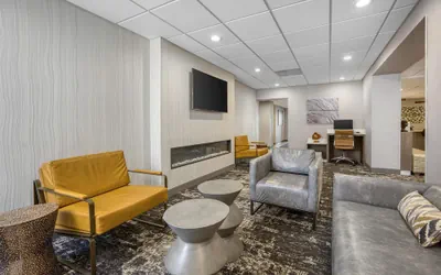 Photo 5 - SureStay Plus Hotel by Best Western Chicago Lombard