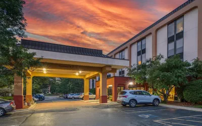 Photo 2 - SureStay Plus Hotel by Best Western Chicago Lombard