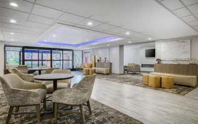 Photo 4 - SureStay Plus Hotel by Best Western Chicago Lombard