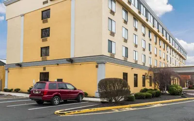 Photo 2 - Clarion Hotel Somerset - New Brunswick