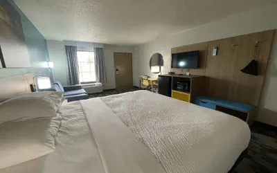 Photo 4 - Days Inn & Suites by Wyndham York
