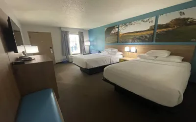 Photo 3 - Days Inn & Suites by Wyndham York