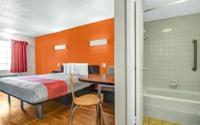 Photo 5 - Motel 6 Calhoun, GA