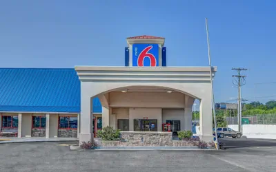 Photo 2 - Motel 6 Calhoun, GA