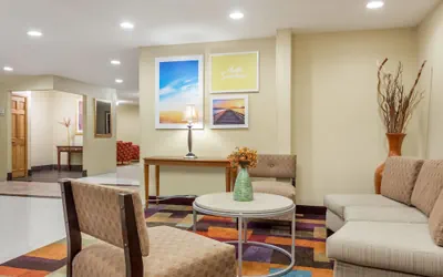 Photo 3 - Days Inn & Suites by Wyndham Bloomington/Normal IL