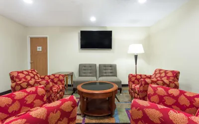 Photo 5 - Days Inn & Suites by Wyndham Bloomington/Normal IL