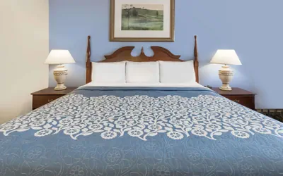 Photo 5 - Days Inn by Wyndham Plymouth