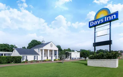 Photo 2 - Days Inn by Wyndham Natchez