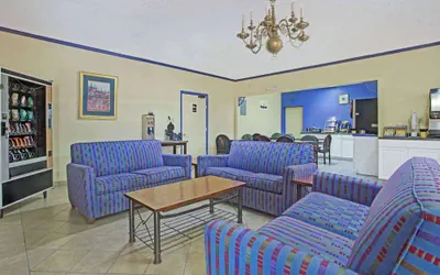 Photo 3 - Days Inn by Wyndham Benson