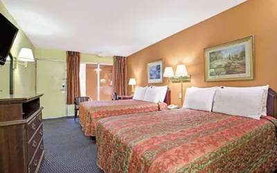 Photo 5 - Days Inn by Wyndham Benson