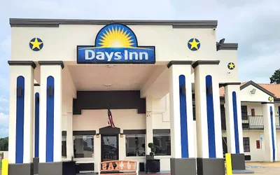 Photo 2 - Days Inn by Wyndham Orange