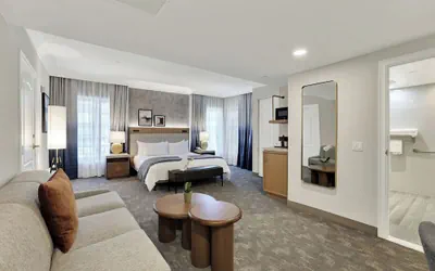 Photo 5 - Best Western Plus Sunset Plaza Hotel