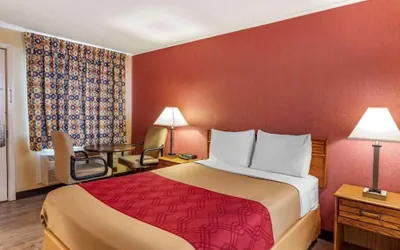 Photo 3 - Economy Inn