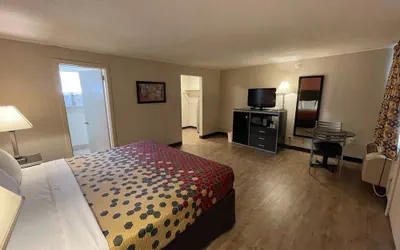 Photo 4 - Economy Inn