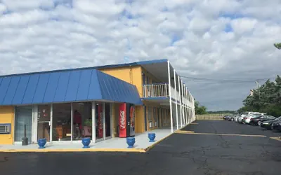 Photo 2 - Belmont Inn & Suites