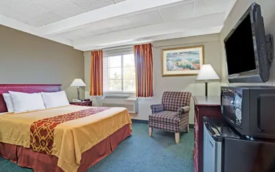 Photo 4 - Travelodge by Wyndham Iowa City