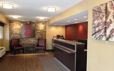 Photo 2 - Red Roof Inn Albany Airport