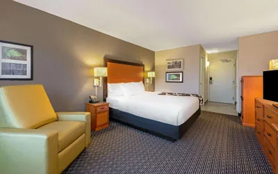 Photo 5 - La Quinta Inn & Suites by Wyndham New Orleans Airport