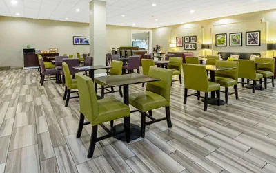 Photo 3 - La Quinta Inn & Suites by Wyndham New Orleans Airport