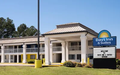 Photo 2 - Days Inn & Suites by Wyndham Byram
