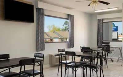 Photo 4 - Days Inn & Suites by Wyndham Byram