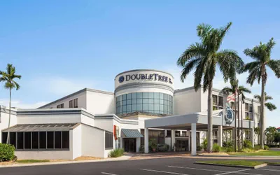 Photo 2 - Doubletree by Hilton Fort Myers at Bell Tower Shops