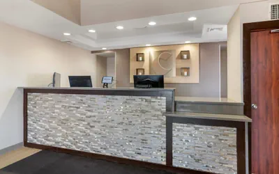 Photo 2 - Comfort Inn Manchester Airport