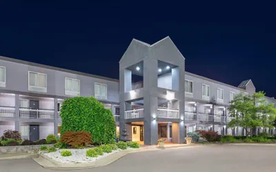 Photo 2 - Howard Johnson by Wyndham Romulus Detroit Metro Airport