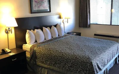 Photo 4 - Days Inn by Wyndham Camarillo - Ventura