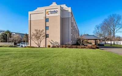 Photo 2 - Comfort Inn & Suites Somerset - New Brunswick