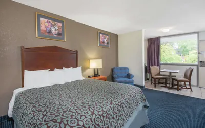 Photo 3 - Days Inn by Wyndham Arlington Pentagon