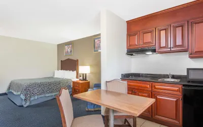 Photo 4 - Days Inn by Wyndham Arlington Pentagon