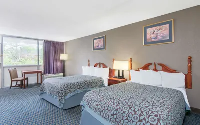 Photo 5 - Days Inn by Wyndham Arlington Pentagon