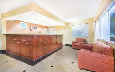 Photo 2 - Days Inn by Wyndham Arlington Pentagon